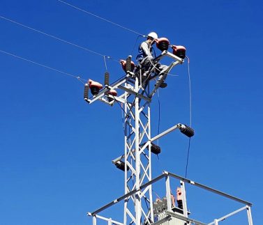 Elazığ'da, Fırat Elektrik Dağıtım AŞ, "Özgür Kuşlar" sloganıyla başlattığı proje kapsamında sorumluluk sahasındaki enerji nakil hatlarını kuşların akıma kapılmaması için izolasyon aparatlarıyla donatıyor. ( EDAŞ - Anadolu Ajansı )